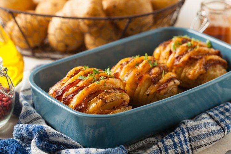 Картошка-гармошка с беконом и сыром