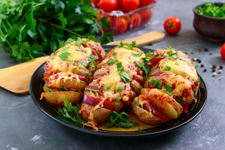 Запеченная картошка-гармошка с помидорами и моцареллой