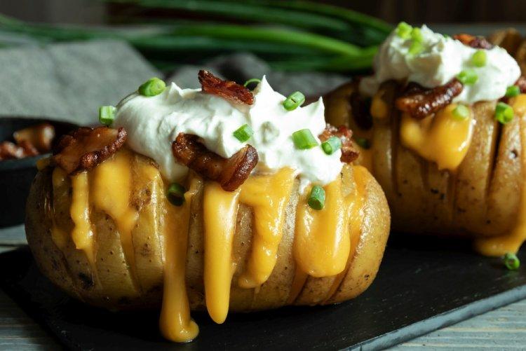 Картошка-гармошка, запеченная с грибами и сметаной