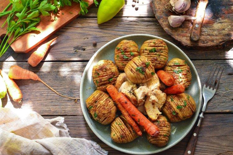 Картошка-гармошка с курицей в духовке