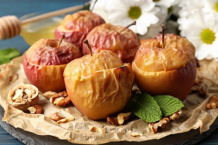 Запеченные яблоки с сахаром в аэрогриле