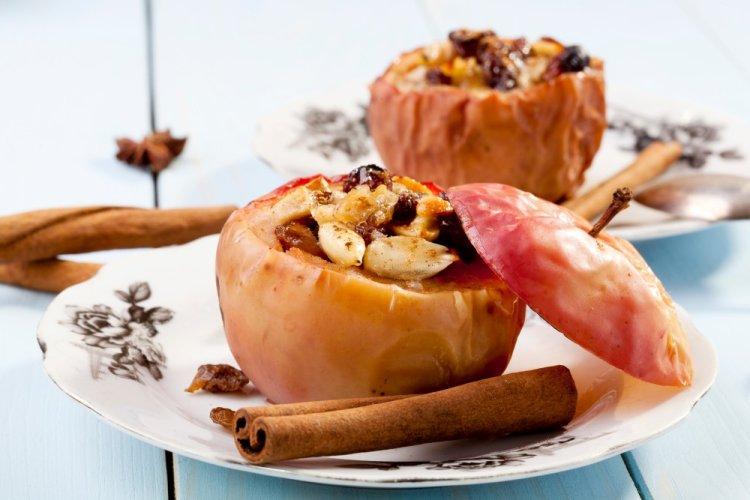 Яблоки, запеченные с сухофруктами в аэрогриле