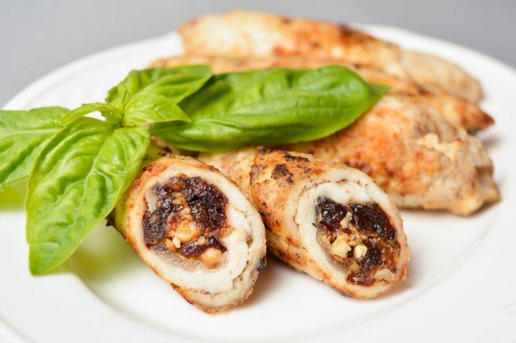 Куриные рулетики с черносливом в аэрогриле