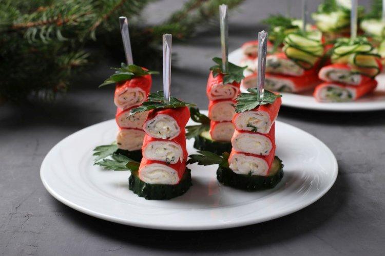 Канапе с творожным сыром, огурцом и крабовыми палочками