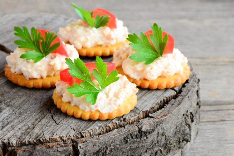 Канапе с пастой из крабовых палочек на крекерах