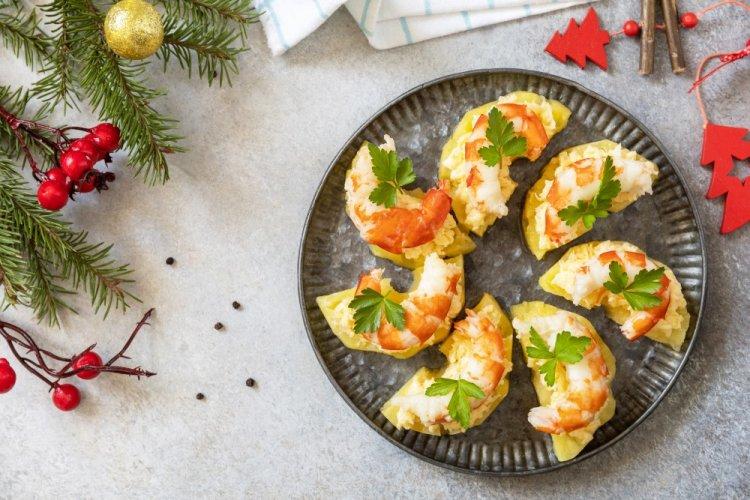 Канапе с ананасами и крабовыми палочками