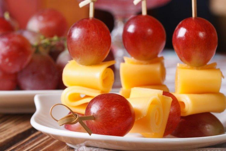 Канапе с крабовыми палочками и виноградом