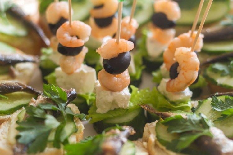 Канапе с креветками и крабовыми палочками