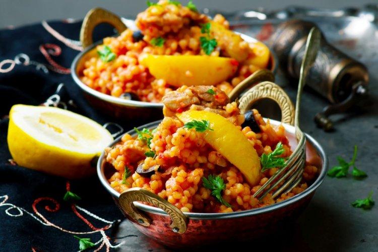 Птитим с курицей в томатном соусе