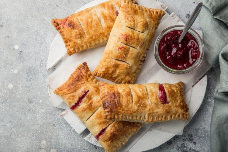 Слойки с вишней в аэрогриле