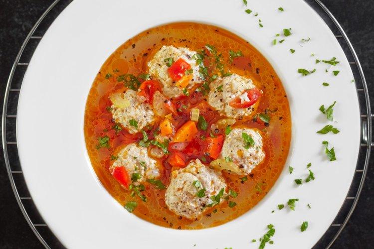 Томатный суп с птитимом и фрикадельками