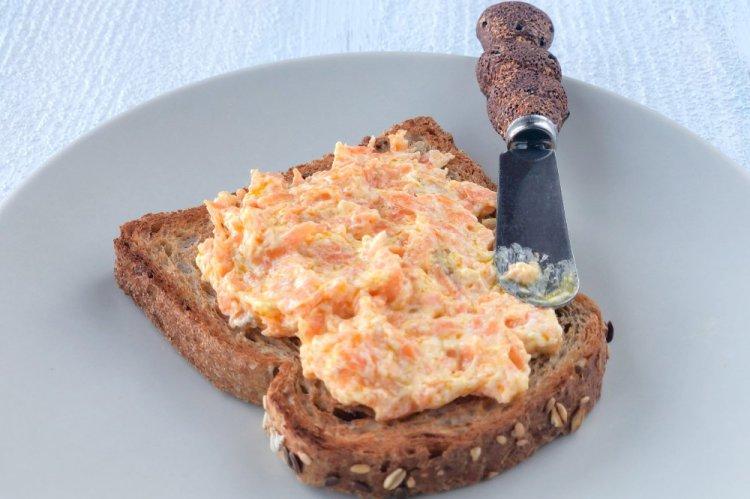 Намазка из плавленого сыра с вареной морковью