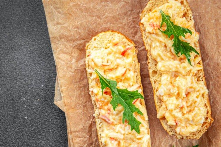 Намазка с крабовыми палочками и плавленым сыром