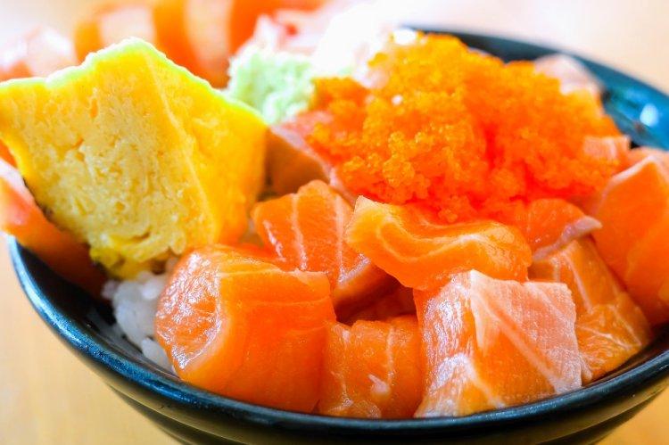 Боул с копченым лососем и омлетом