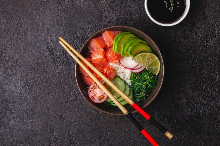 Боул с рисом, авокадо и лососем