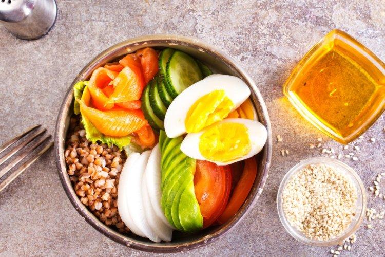 Боул с яйцом, гречкой и лососем