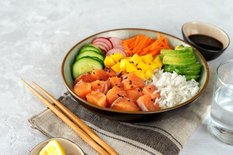 Боул с манго, рисом и лососем