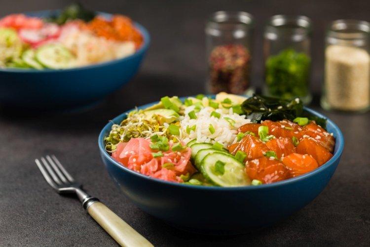 Боул с лососем, авокадо и маринованным дайконом