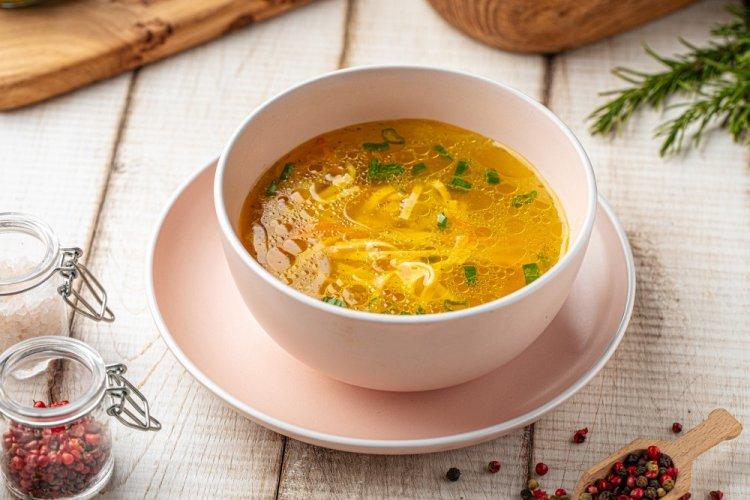 Суп с лапшой быстрого приготовления, яйцом и зеленью