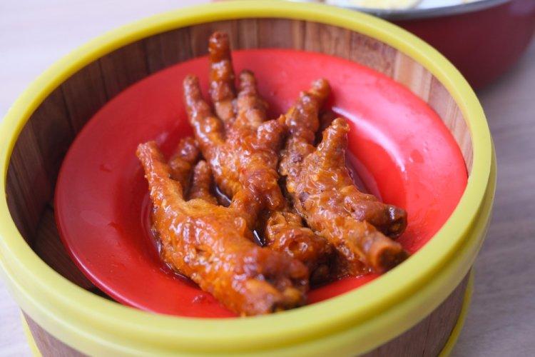 Маринованные куриные лапки с луком в сливочном масле