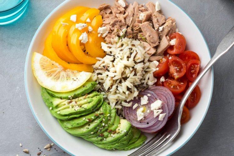 Боул с консервированным тунцом и рисом