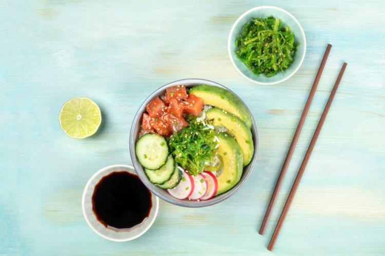 Боул с маринованным тунцом, киноа и овощами