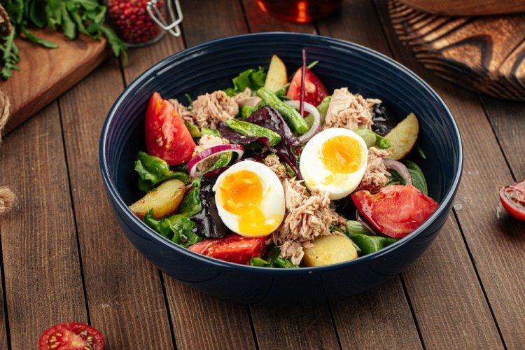 Боул с запеченным картофелем и тунцом