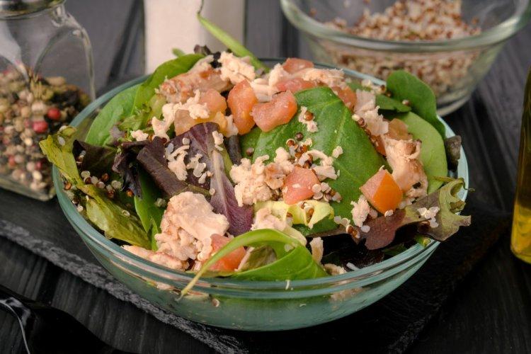 Боул с тунцом, киноа и рукколой