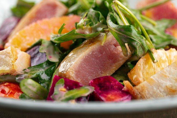 Боул с овощами гриль и стейками тунца