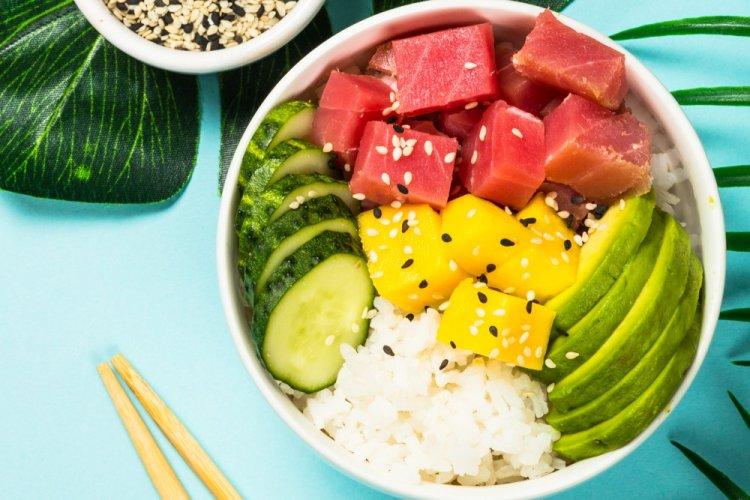 Боул со свежим тунцом и манго