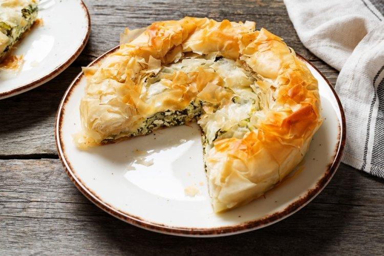 Пирог из теста фило с сыром и зеленью