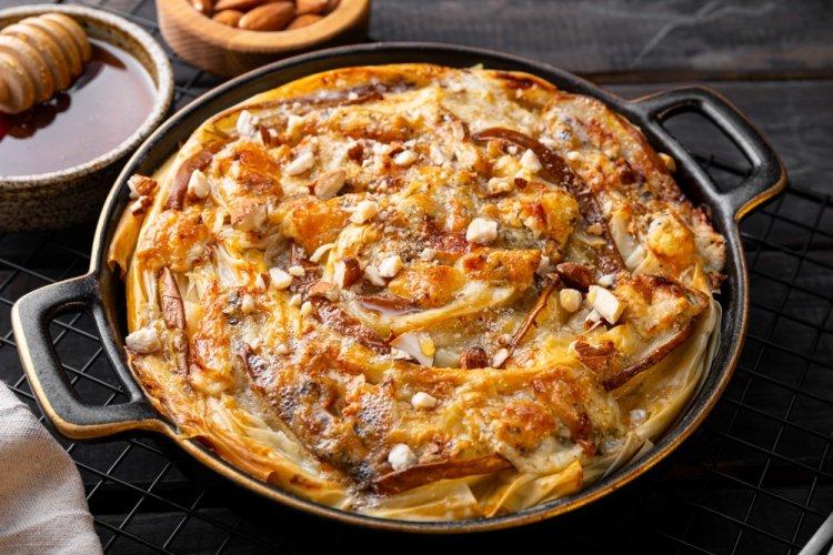 Пирог из теста фило с грушей и камамбером