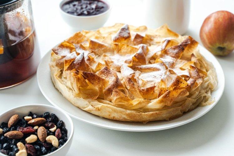 Пирог из теста фило с яблоками