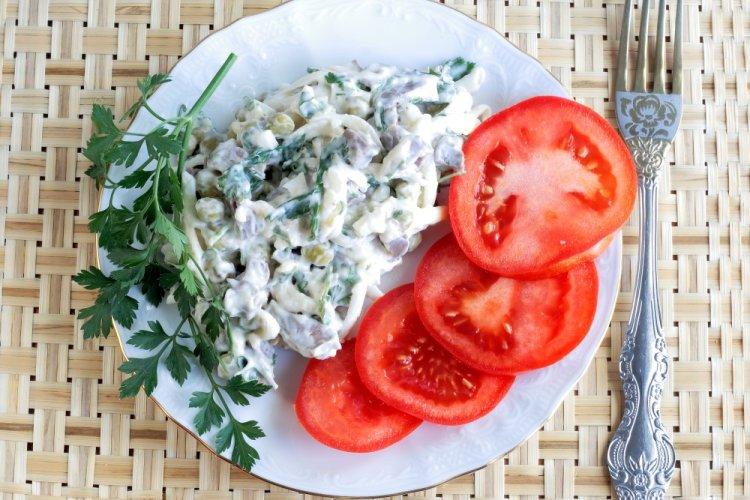 Салат с яйцами, куриными сердечками и сыром