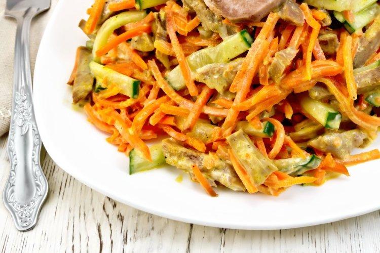 Салат с куриными сердечками и ананасами