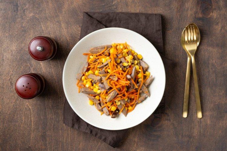 Салат с куриными сердечками, кукурузой и сухариками