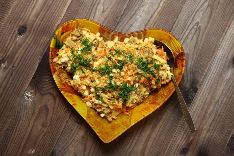 Салат с куриными сердечками, морковью и грибами