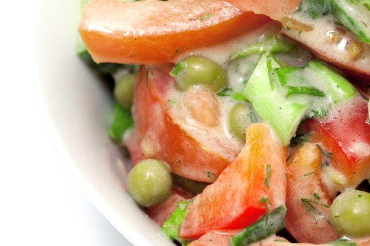 Салат с помидорами, зеленым горошком и куриными сердечками