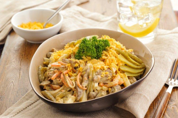 Салат с куриными сердечками и маринованными огурцами