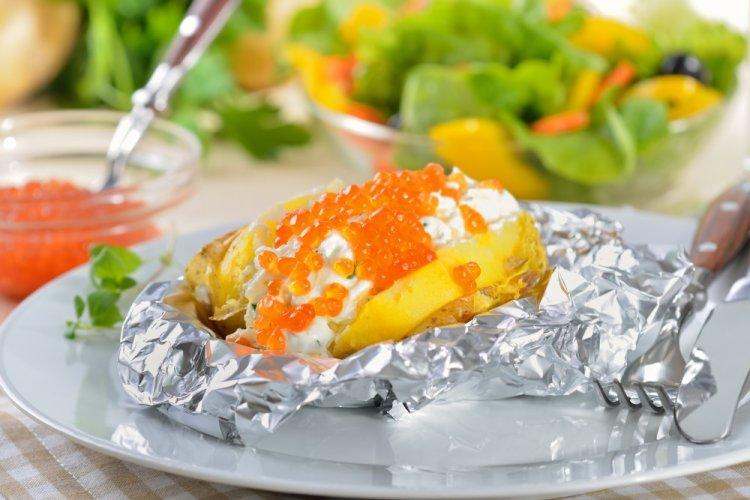 Крошка-картошка с лососем и красной икрой в аэрогриле