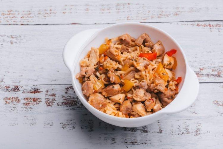 Лапша быстрого приготовления с курицей в сливочном соусе