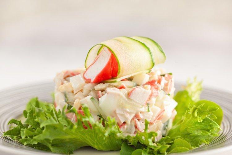 Салат с крабовыми палочками и Роллтоном