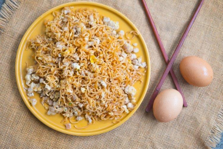 Роллтон с яйцом на сковороде