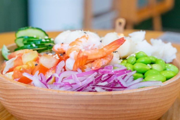 Боул с рисом, креветками и фиолетовой капустой