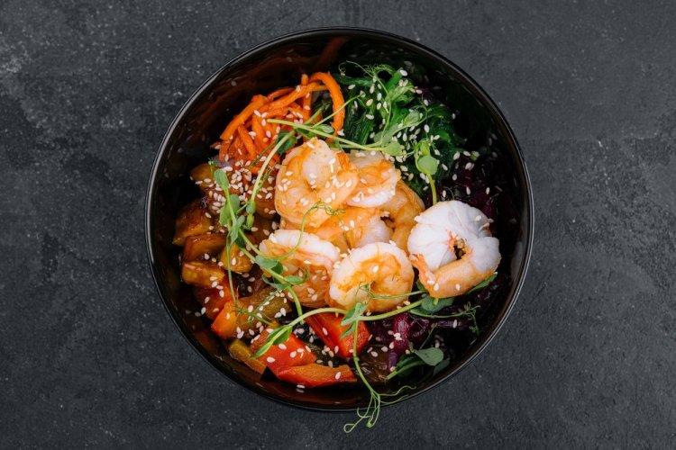 Боул с креветками, киноа и овощами