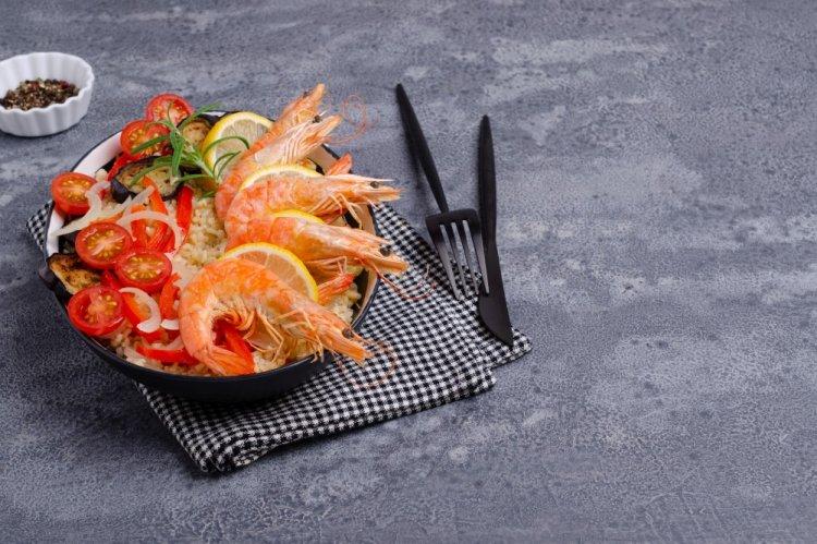 Боул с булгуром, креветками и цукини