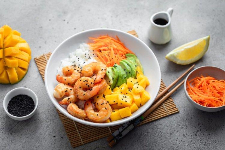 Боул с креветками и манго
