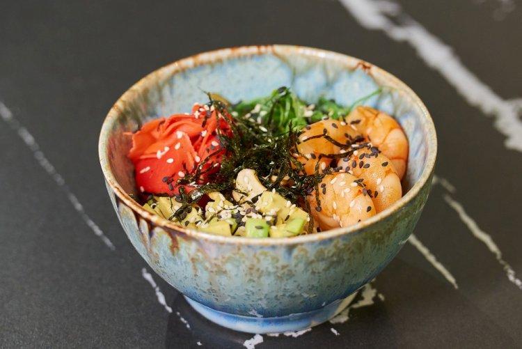 Боул с креветками и лососем