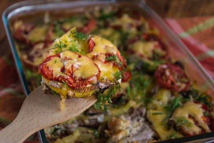 Картошка с кабачками, помидорами и беконом в аэрогриле