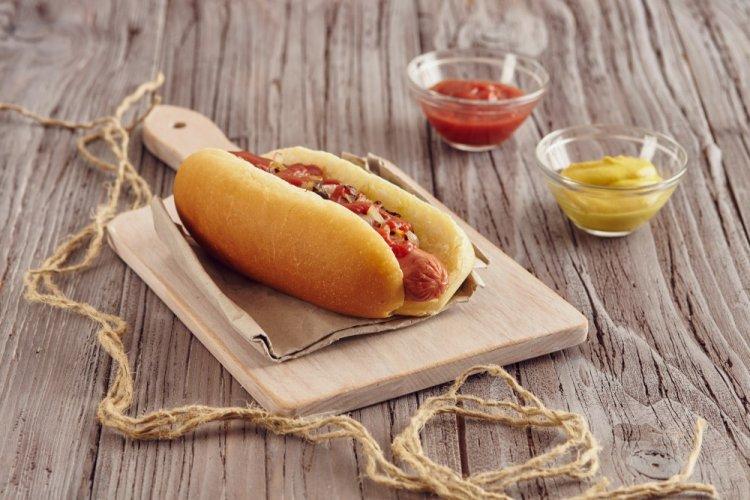 Хот-доги с луком и горчицей в аэрогриле